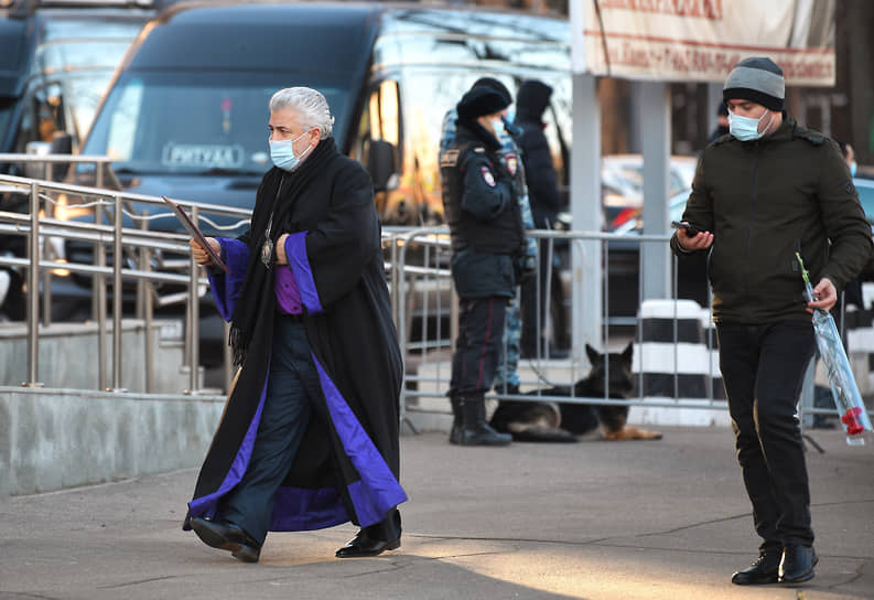 Глава Ново-Нахичиваньской и Российской епархии Армянской Апостольской церкви епископ Езрас (слева) перед началом церемонии