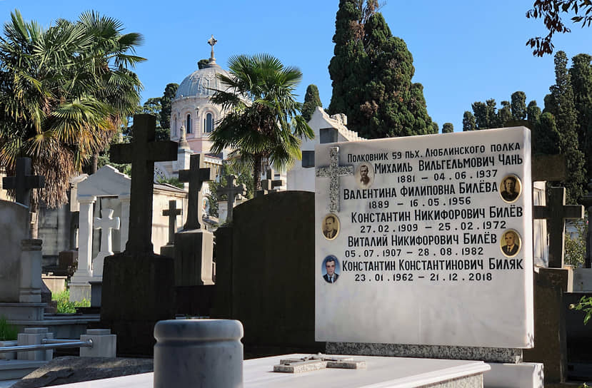 На надгробных камнях греческого православного кладбища можно увидеть надписи, выполненные в соответствии с правилами русской дореформенной орфографии