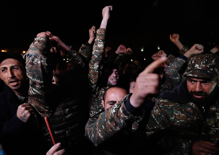 Ереван, Армения. Митинг сторонников премьер-министра Никола Пашиняна на площади Республики у здания правительства страны 