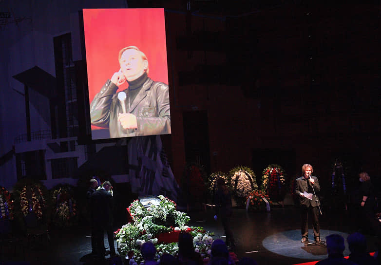Церемония прошла в Театре Романа Виктюка в Сокольниках в открытом формате: с режиссером могли проститься все желающие