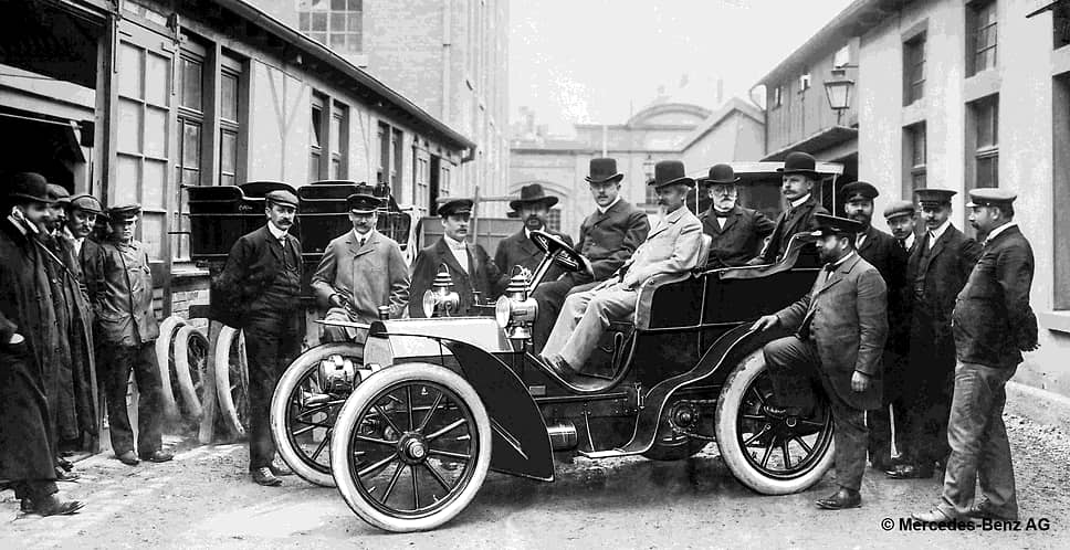 В 1902 году компания Daimler Motoren Gesellschaft представила новую модель — Mercedes Simplex. По легенде в 1903 году Вильгельм Майбах (рядом с водителем) лично представил этот автомобиль императору Германии Вильгельму II. Тот выразил свое восхищение и сказал: «Да, ваш автомобиль великолепен… Тем не менее я верю в лошадь. Автомобиль — это лишь временное явление»