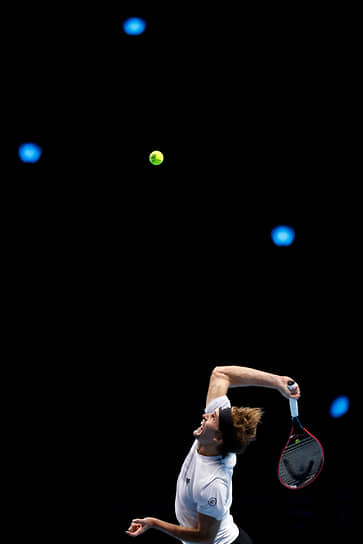 16 ноября Медведев встретился в первом круге с теннисистом из Германии Александром Зверевым (на фото). За неделю до этого россиянин обыграл его в финале другого крупного состязания — Rolex Paris Masters