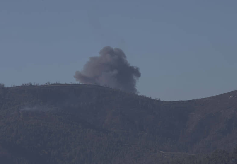 Российский Генштаб представил свою версию событий, согласно которой два российских самолета выполняли задачу по уничтожению скопления боевиков в 5,5 км к югу от госграницы Турции &lt;br>
На фото: дым от взрыва на месте падения Су-24