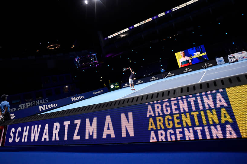 Аргентинский теннисист Диего Шварцман на разминке перед матчем с Медведевым 20 ноября