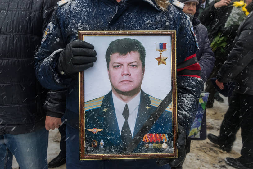 Экипажу удалось катапультироваться. Командир подполковник Олег Пешков (на фото) погиб, попав под автоматный огонь с земли во время спуска на парашюте