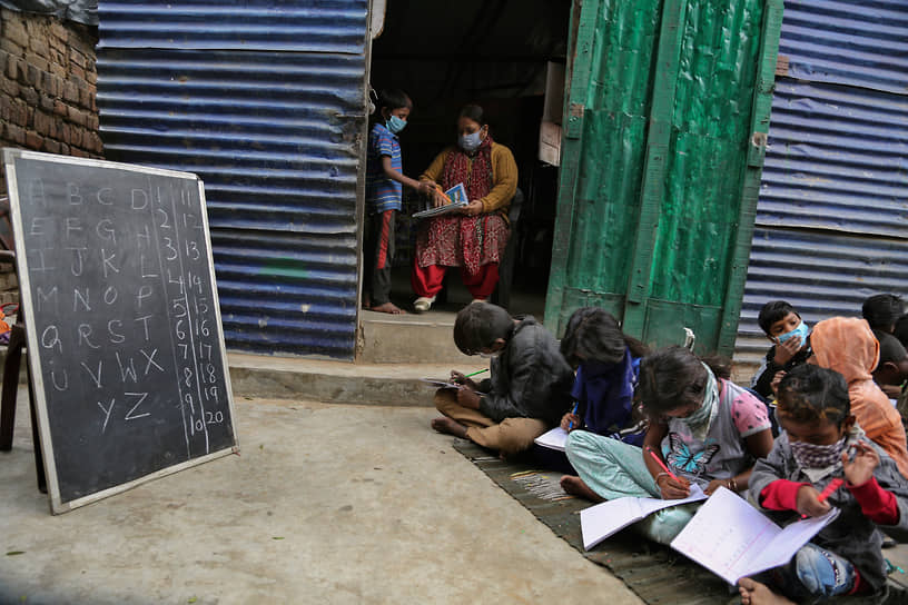 Джамму, Индия. Школьный урок на окраине города