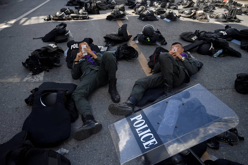 Бангкок, Таиланд. Сотрудники полиции ожидают начала демонстрации продемократических сил 