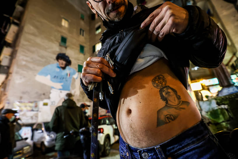 Болельщик с татуировкой, на которой изображен Диего Марадона, в Наполи 