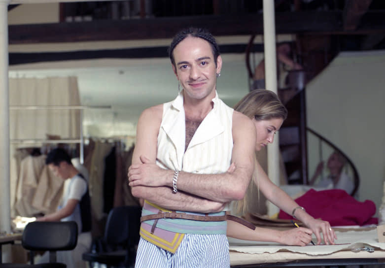 Популярность дизайнера росла — два года подряд Джон Гальяно был ответственным за коллекции дома Balenciaga. В 1992 году модельер переехал в Париж. Там он прежде всего занимался историческим костюмом, создавая сиренево-жемчужного цвета платья с пятиметровыми шлейфами в стиле Помпадур