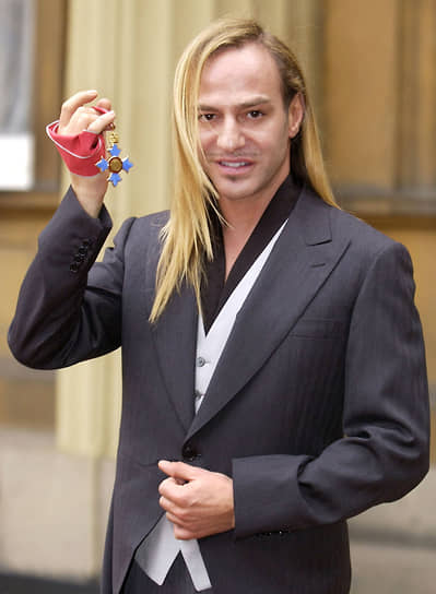 В 2001 году Джон Гальяно получил рыцарский Орден Британской империи (на фото), в 2008 — Орден Почетного Легиона. В опросе 2004 года, проведенном BBC, модельер занимал пятую строчку в рейтинге самых влиятельных людей в британской культуре