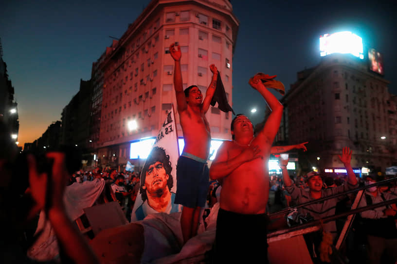 Местные жители собрались у Обелиска в центре Буэнос-Айреса почтить память погибшего Диего Марадоны 