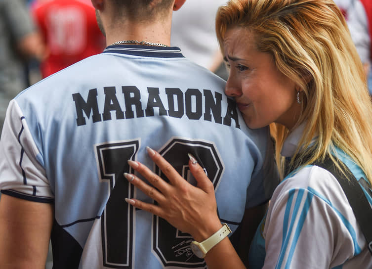 Болельщики скорбят у стадиона имени Марадоны в Буэнос-Айресе — родном городе футболиста