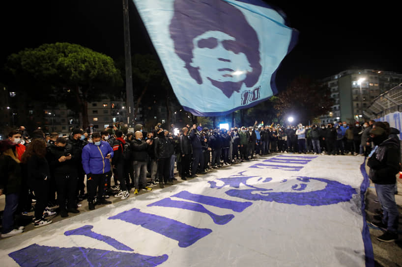 Акция в память о погибшем Диего Марадоне у стадиона клуба «Наполи»