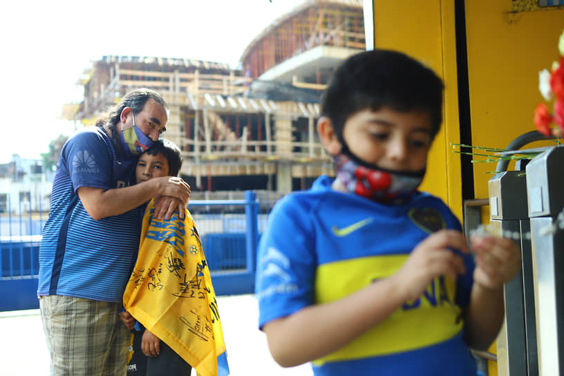 Болельщики оплакивают Диего Марадону у стадиона клуба «Бока Хуниорс», за который играл футболист 