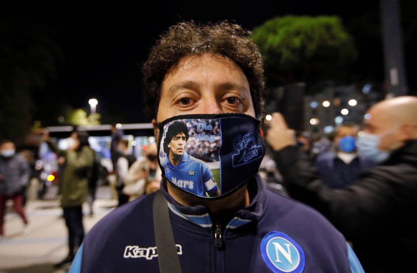 Болельщик клуба «Наполи», за который играл Марадона, в маске с его изображением 