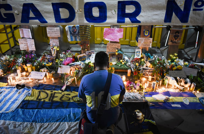 Стихийный мемориал в память о Диего Марадоне у стадиона клуба «Бока Хуниорс» в Буэнос-Айресе