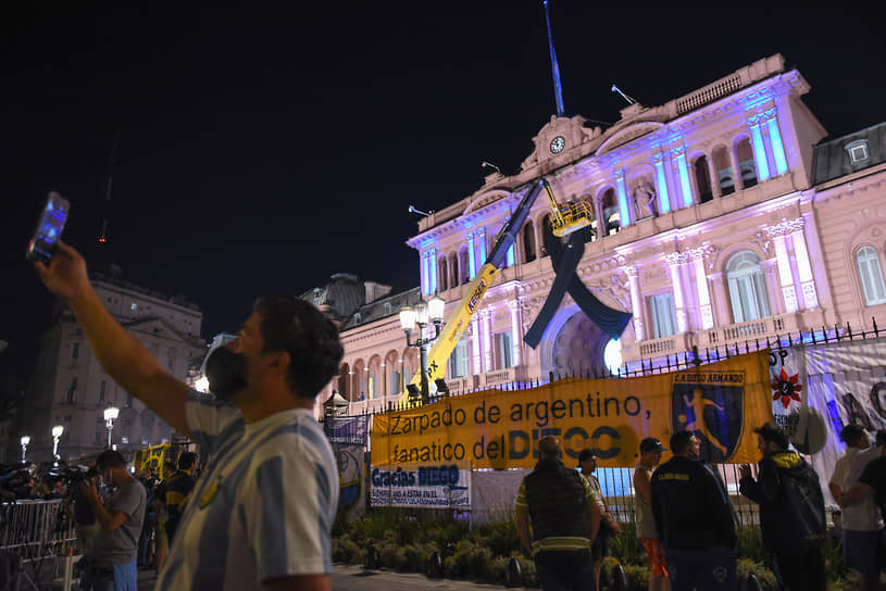 Люди собрались у президентского дворца в Буэнос-Айресе