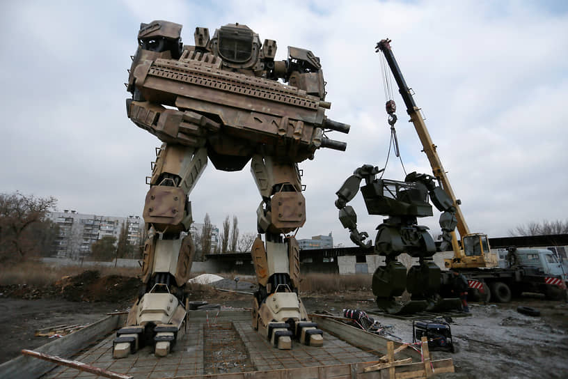 Донецк, ДНР. Роботы из металлических отходов 