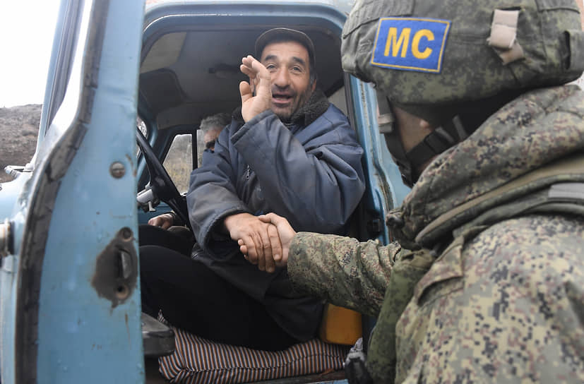 Шуша, Нагорный Карабах. Российский миротворец во время досмотра гражданского автомобиля 