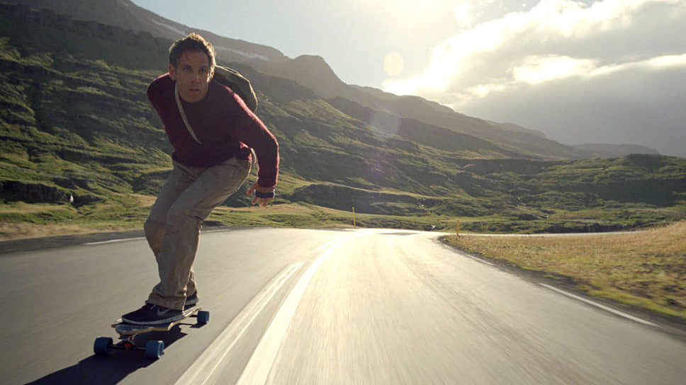 Главный герой Уолтер Митти работает в фотоархиве и ведет скучную однообразную жизнь. Его приключения начинаются после потери снимка, который был предназначен для обложки нового выпуска журнала