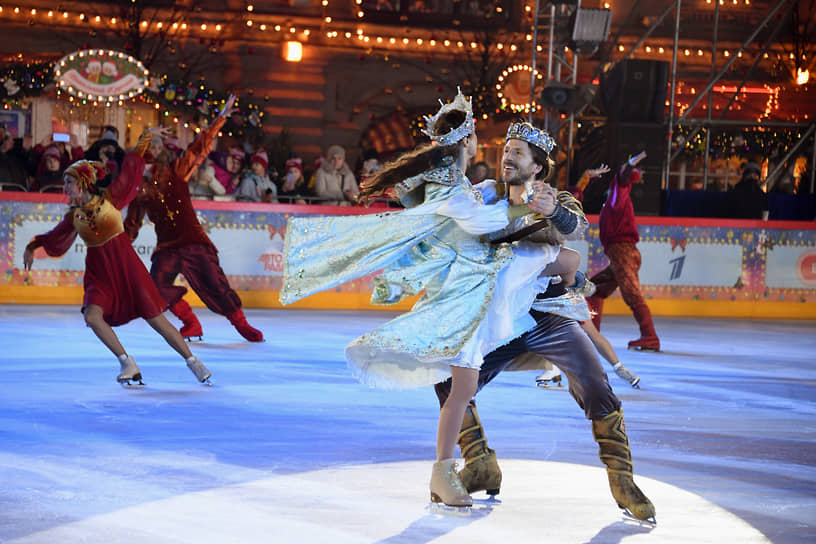 Во время церемонии открытия катка на льду показывали номера из двух шоу: «Руслан и Людмила» и «Спящая красавица. Легенда двух королевств»