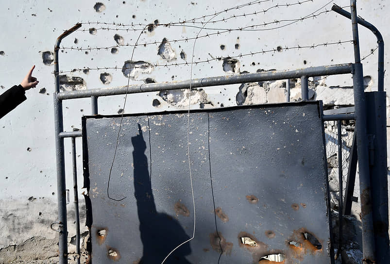 Физули, Нагорный Карабах. Простреленный заградительный щит на территории военной части армянских сил, захваченной вооруженными силами Азербайджана