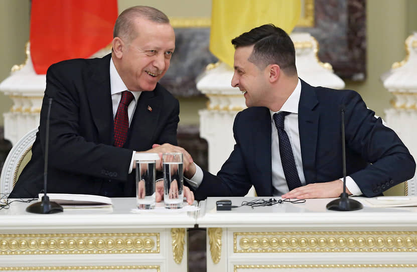 Президент Турции Реджеп Тайип Эрдоган (слева) и президент Украины Владимир Зеленский во время пресс-конференции в Мариинском дворце