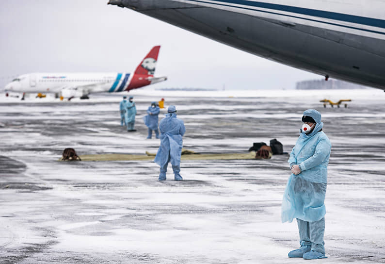 Сотрудники международного аэропорта Тюмени во время эвакуации россиян из Китая 