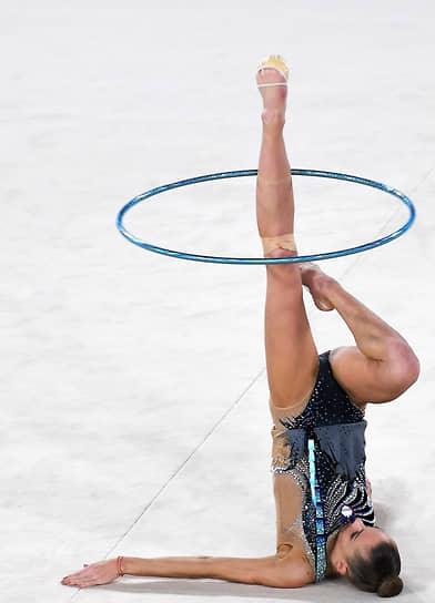 Словенская гимнастка Екатерина Веденеева во время исполнения упражнения с обручем на турнире «Гран-при Москва-2020»