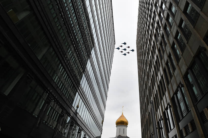 Пролет авиации над бизнес-центром «Белая площадь» в Москве во время празднования 75-й годовщины Победы в Великой Отечественной войне 