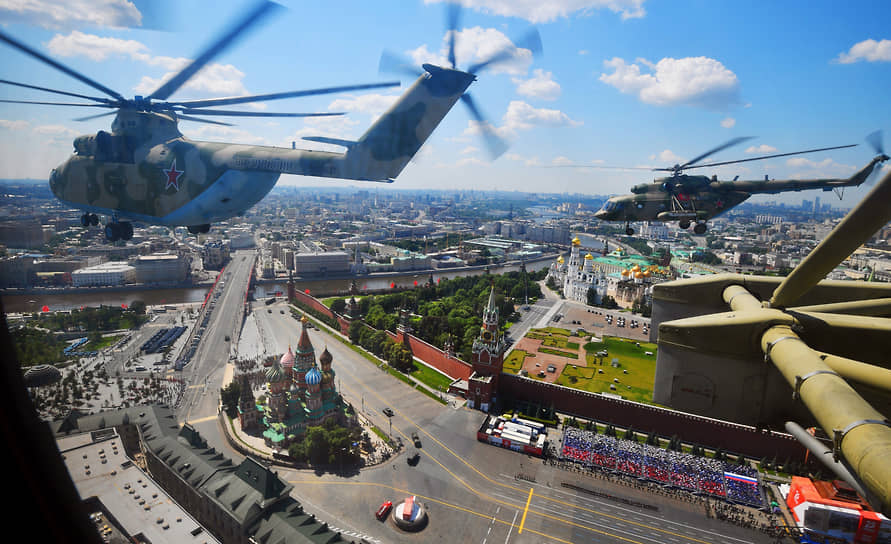 Военные вертолеты на Красной площади во время воздушной части парада, посвященного 75-й годовщине Победы в Великой Отечественной войне