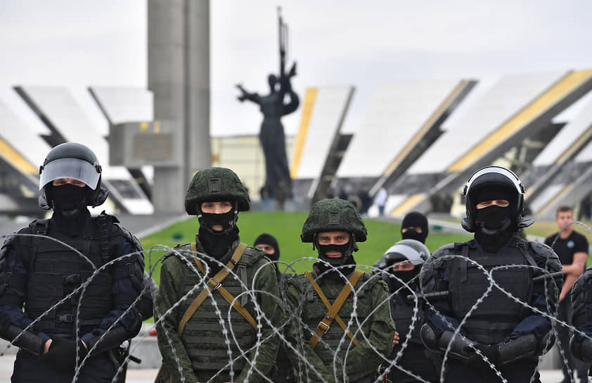 Сотрудники правоохранительных органов во время акции сторонников оппозиции в Минске 