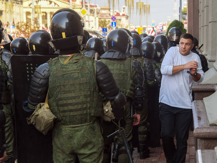 Сотрудники правоохранительных органов на акции протеста сторонников оппозиции в Минске 
