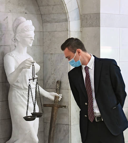 Скульптура богини правосудия Фемиды в фойе Российского государственного университета правосудия