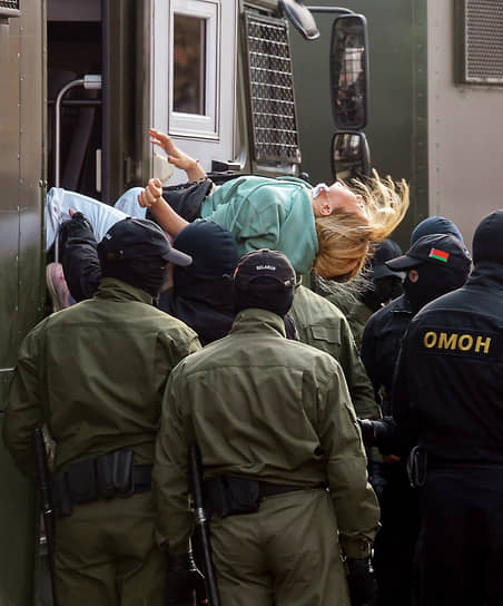 Задержание участниц «Женского марша» в Минске 