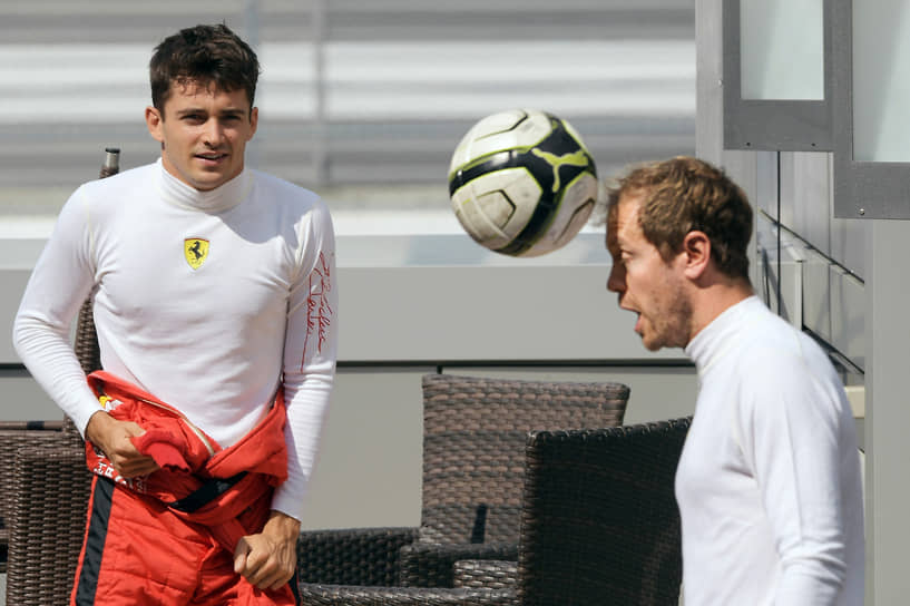 Пилоты команды Scuderia Ferrari Шарль Леклер (слева) и Себастьян Феттель перед началом квалификационных заездов этапа чемпионата «Формулы-1»