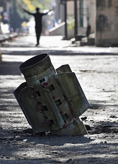 Неразорвавшийся снаряд на улице в городе Степанакерт в Нагорном Карабахе  