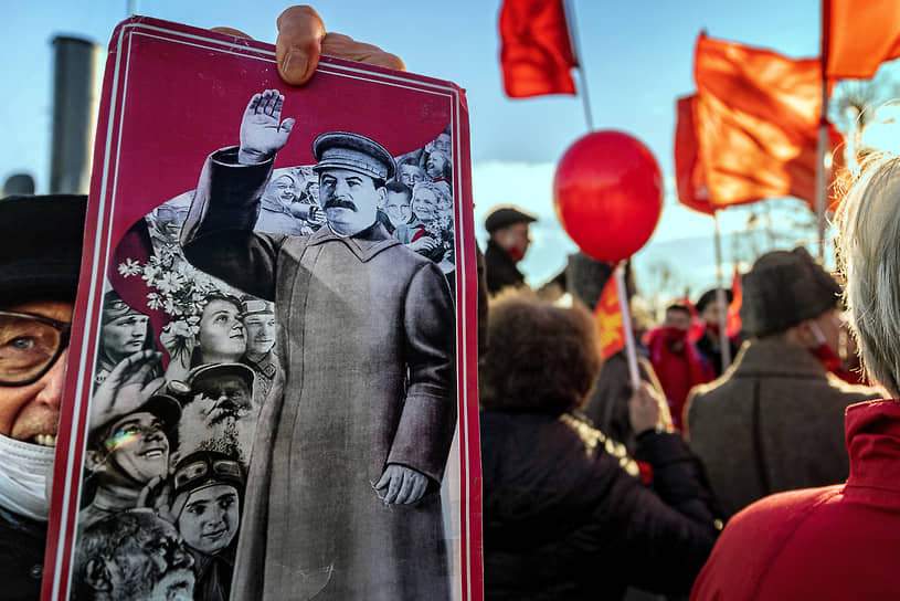 Акция КПРФ и движения «Левый фронт» у крейсера «Аврора» в Санкт-Петербурге в честь 103-й годовщины Октябрьской революции