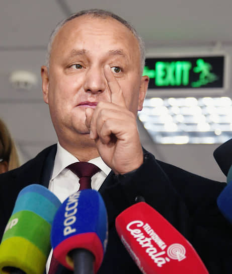 Президент Молдавии Игорь Додон на пресс-подходе после голосования на избирательном участке