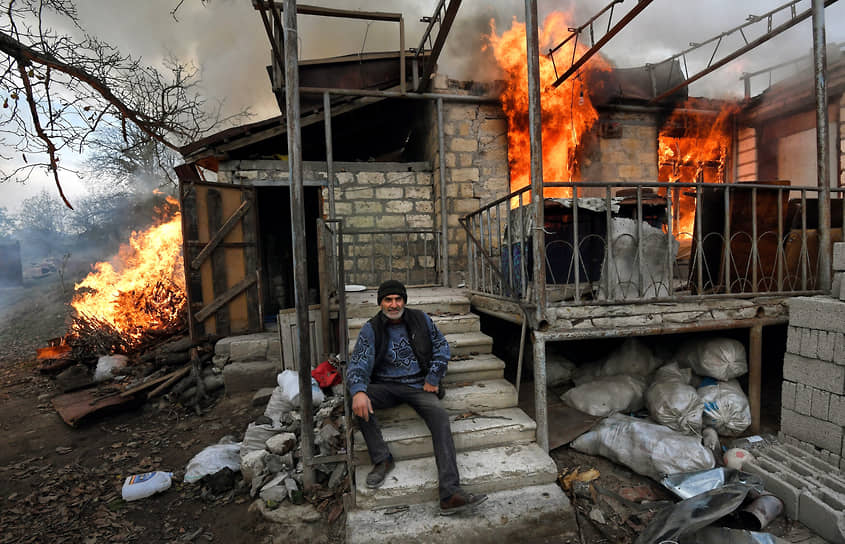 Местный житель возле горящего дома в Лачинском районе Нагорного Карабаха