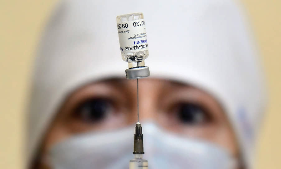 Медработник с вакциной от коронавирусной инфекции в Москве