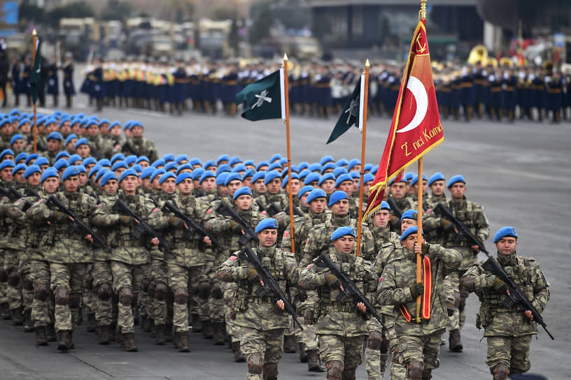 В параде приняли участие турецкие военнослужащие