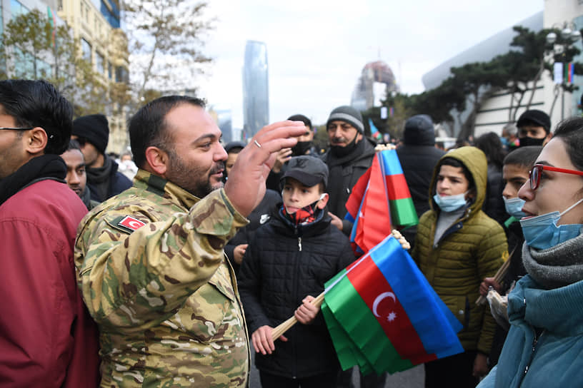 Зрители на параде в Баку