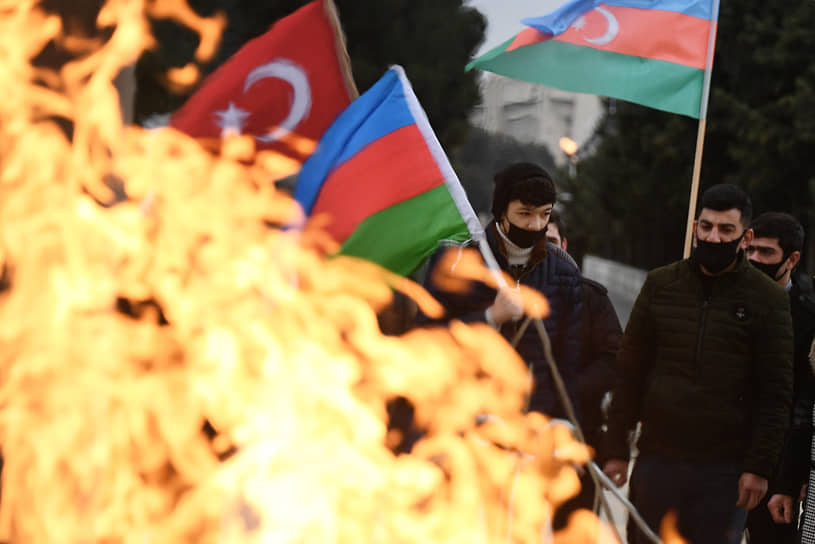 Азербайджан. Люди возле мемориального комплекса «Вечный огонь»