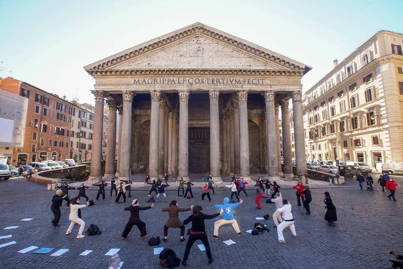 Рим, Италия. Открытый урок по дыхательной гимнастике у Пантеона 