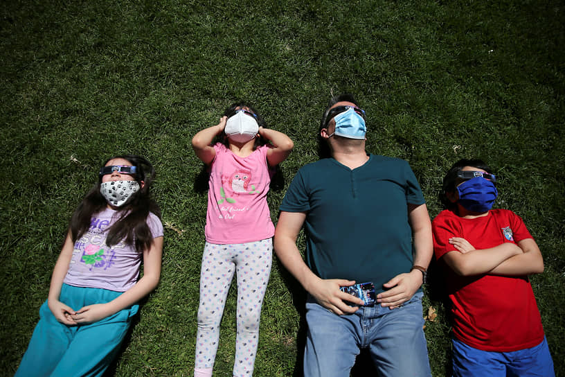 Семья наблюдает за затмением в чилийском Сантьяго