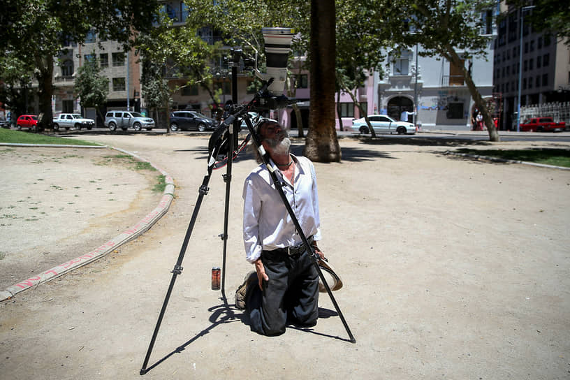 Чилиец с камерой наблюдает за затмением