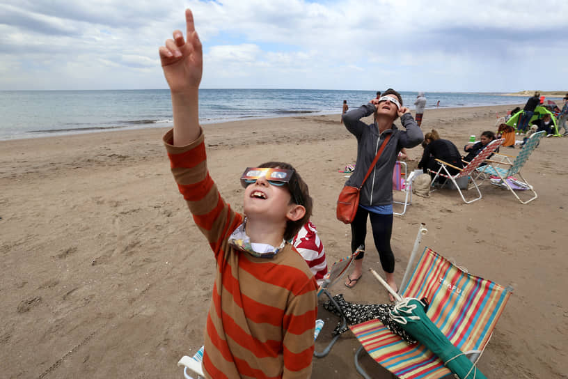 Жители Аргентины смотрят на редкое явление с пляжа