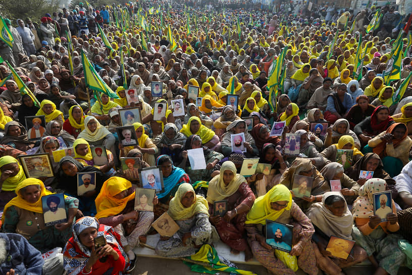 Дели, Индия. Родственницы умерших фермеров-должников во время акции протеста