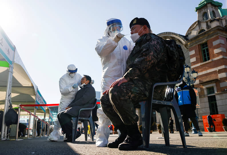 Сеул, Южная Корея. У военнослужащего берут мазок на коронавирус  